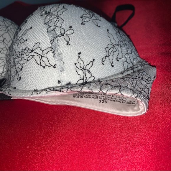 Victoria Secret Bombshell Lace Plunge Push Up Bra - Picture 4 of 11